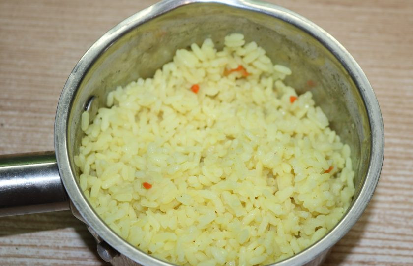 1. Этап. Рисовый салат на Новый год Свиньи: Рис хорошо промойте, отварите с добавлением щепотки куркумы и соли.