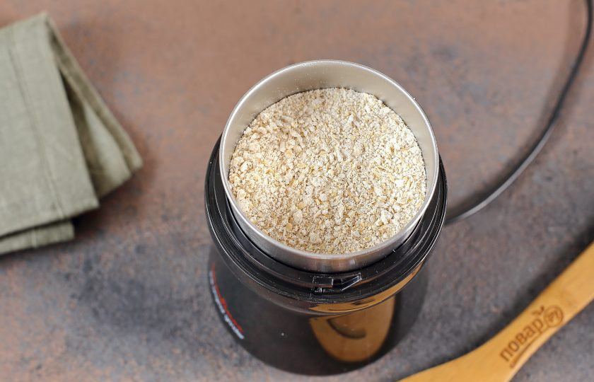 1. Этап. Овсяноблин с кабачком: Измельчите овсяные хлопья при помощи мясорубки до состояния муки.