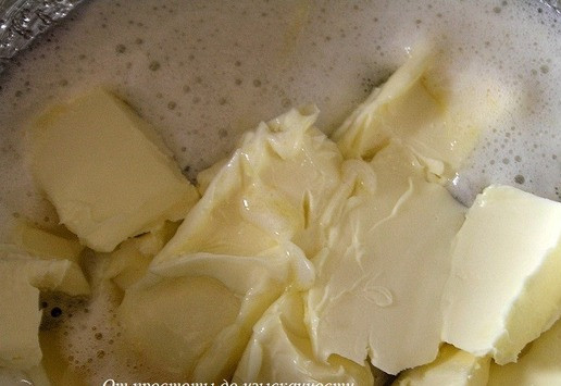 1. Этап. Праздничная кростата с зефиром: Добавьте размягченное сливочное масло, перемешайте.