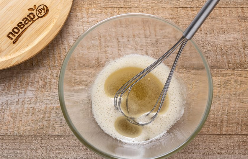 1. Этап. Постное медовое печенье без яиц: Перелейте еще горячую смесь в миску, добавьте растительное масло и размешайте.