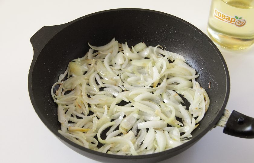 1. Этап. Горбуша в сметане на сковороде: Лук нарежьте перьями и обжарьте на сковороде до готовности.