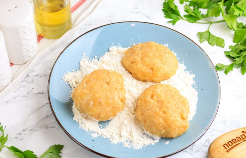 1. Этап. Котлеты из рыбы и курицы: Оставшуюся муку высыпьте на тарелку. Разогрейте на сковороде растительное масло и убавьте нагрев до умеренного. Из котлетной массы сформируйте округлые заготовки и обпанируйте в муке.