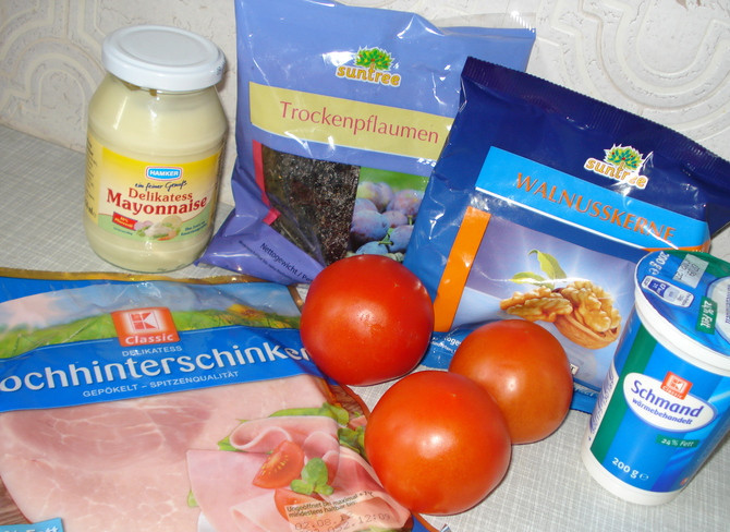 1. Этап. Салат Нежность с черносливом: Подготовим ингредиенты. Чернослив предварительно замачиваем в воде на 10 минут.