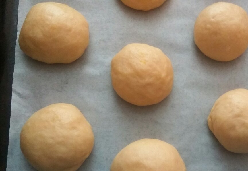 1. Stage. Scones with pudding and strawberries: Knead the dough and divide it into 12 pieces. Roll up the dough balls. Place on a parchment-lined baking sheet, spaced apart. Leave for 15 minutes.