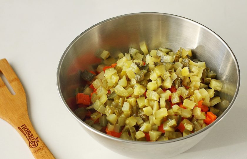 1. Этап. Постный Оливье с грибами: Огурцы нарежьте примерно такими же кубиками и добавьте к овощам.