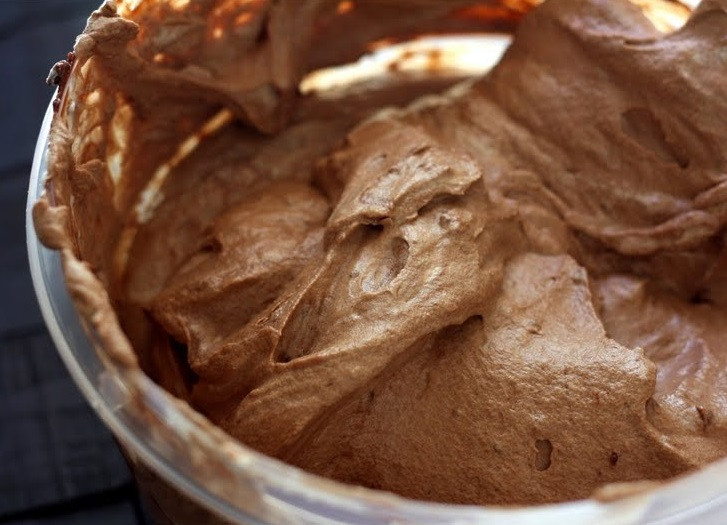 1. Этап. Мусс из маскарпоне: 9. Когда шоколадная часть готова, мусс можно готовить к подаче. В порционные бокалы или пиалы выложить поочередно оба мусса. Как сделать мусс из маскарпоне еще вкуснее и красивее? При подаче можно дополнить его свежими ягодами или листочком мяты.