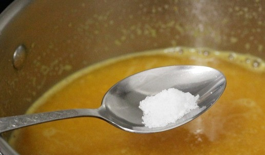 1. Этап. Взбитая каша с курагой: Добавить по вкусу соль.