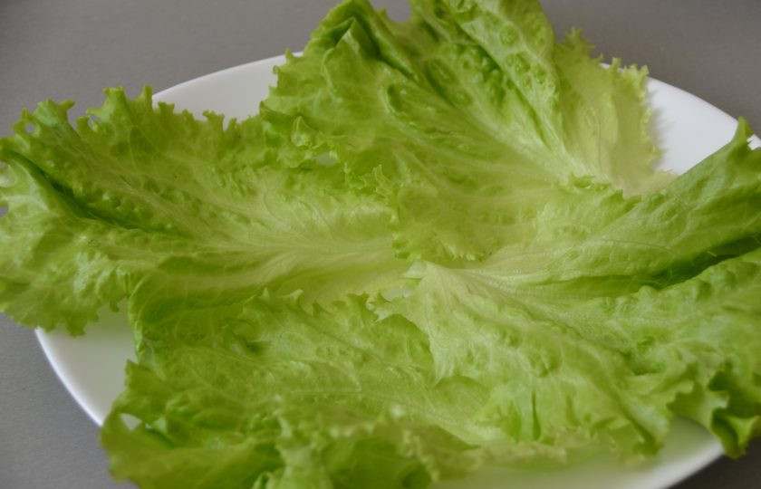 1. Этап. Мойва в масле: Для сервировки дно тарелки застелите листьями салата.