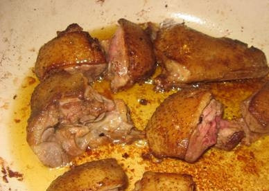 1. Этап. Утка кусочками с яблоками: Разогреваем сковороду с растительным маслом, обжариваем кусочки утки.