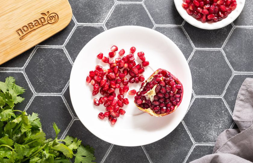 1. Этап. Салат Броцеули: Очистите гранат, отделите зерна от пленочек.