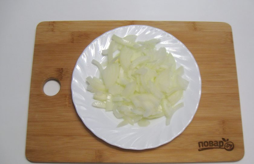 1. Этап. Басма в казане: Репчатый лук очистите, помойте и нарежьте полукольцами.