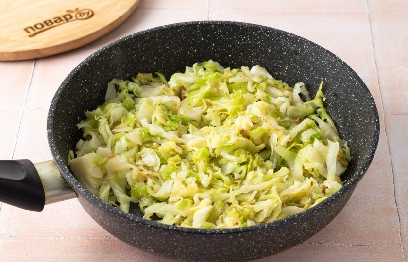 1. Этап. Зеленый гарнир: Тушите около 10 минут, до мягкости и уменьшения в объеме.