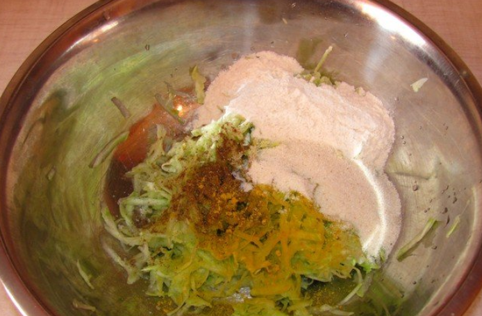 1. Этап. Вегетарианские блинчики: Кабачек очищаем и натираем на терке, добавляем специи, манку, муку и соль.