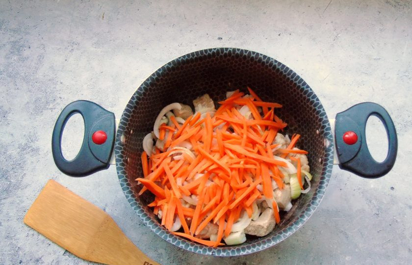 1. Этап. Индейка диетическая: Морковь очистите, помойте и нарежьте соломкой. Выложите в кастрюлю.