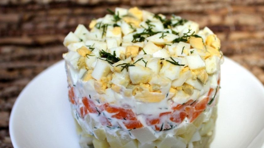 1. Этап. Слоеный салат с солеными огурцами: Снимите кольцо с салата. Приятного аппетита!