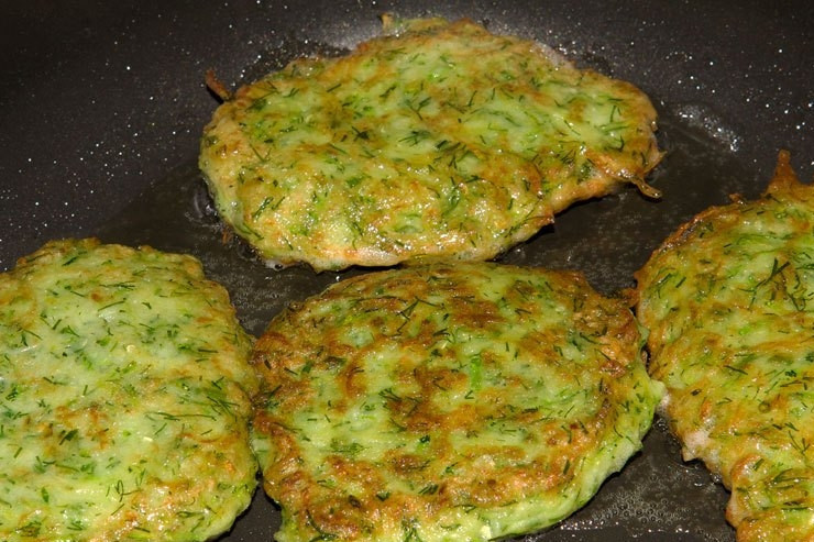 1. Этап. Котлеты из цукини: Сформируйте котлеты и обжарьте в масле с двух сторон.