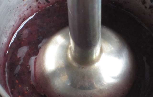 1. Этап. Творожно-черничный крем: 1. Потрясающий и очень вкусный крем, который чаще всего готовят для бисквитных или холодных тортов. Вместо черники можно брать любую ягоду (лучше яркого цвета, чтобы придать крему красивый эстетический вид). Отправляем чернику в емкость и начинаем взбивать, подсыпая постепенно сахар.