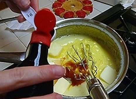 1. Этап. Заварной крем со сливками: Добавьте ванильную эссенцию, крем перемешайте.