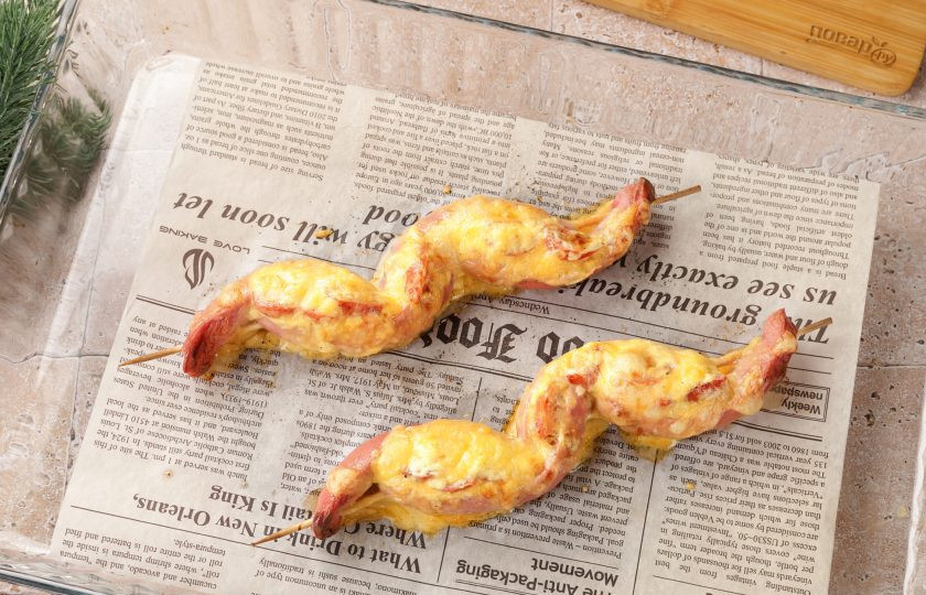 1. Этап. Закусочные Змейки из сосисок с помидорами и сыром: Поставьте в разогретую до 200 градусов духовку на 15 минут. За 5 минут до готовности я включила режим 