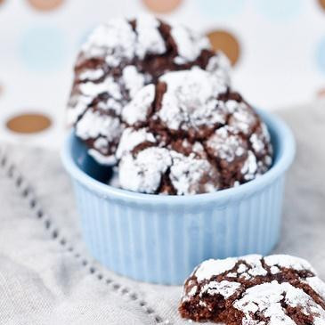 1. Этап. Шоколадное печенье с кофейной начинкой: 4. Выложить шарики на противень, выстеленный силиконовым ковриком или пергаментной бумагой. Выпекать 10-12 минут. Дать полностью остыть.