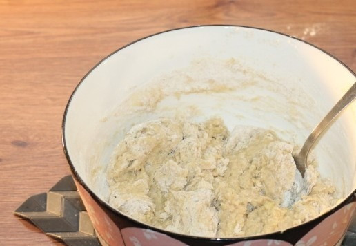 1. Этап. Хлеб на картофельном отваре: 4. В жидкую смесь, небольшими частями вмешать мучную. Вначале замешивать ложкой, а затем руками. Вымешивать тесто в течение 10-15 минут. Тесто с картофельным пюре получается довольно липким. Можно немного подсыпать муки, но увлекаться не советую, иначе тесто рискует получиться 