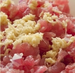 1. Этап. Тартар из тунца: Смешайте все ингредиенты, заправьте оливковым маслом и лимонным соком, добавьте соль и перец. Уберите в морозилку на 5 минут.