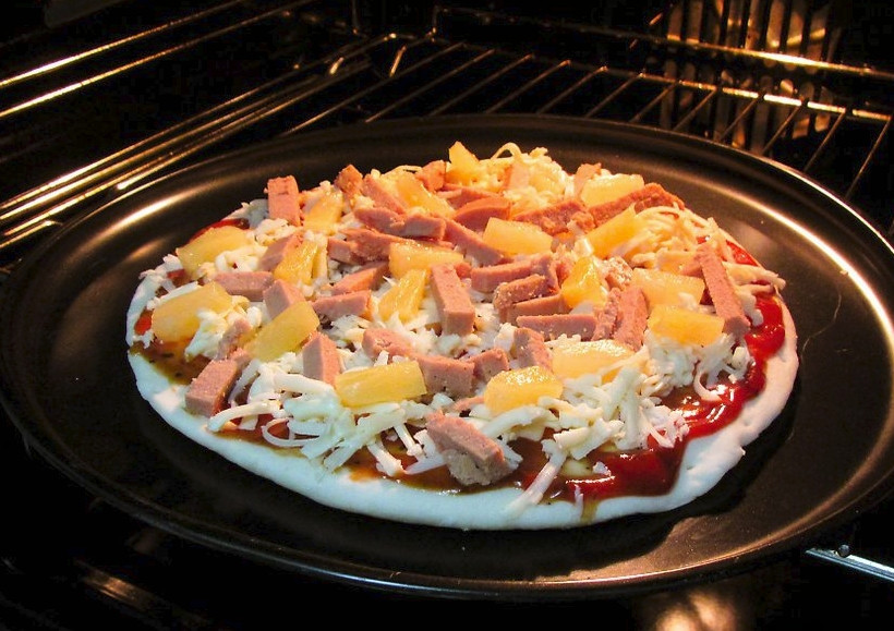 1. Этап. Пицца по-гавайски: Духовку разогрейте до 200 градусов, переложите пиццу в форму или на противень. Выпекайте около 25 минут.