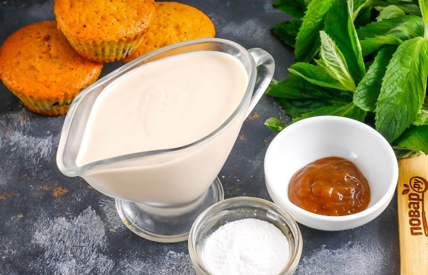 1. Этап. Крем для кексов: Подготовьте указанные ингредиенты. Можно использовать сметану из топленого молока, ряженку, сливки жирностью более 30%.