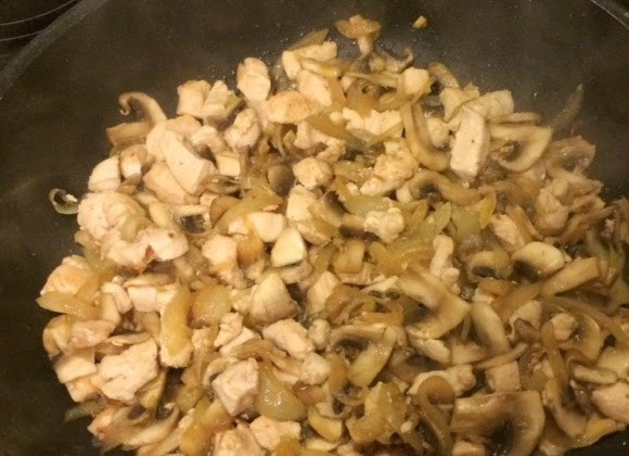 1. Этап. Кесадилья с курицей и грибами: Затем выложите на сковороду грибы и жарьте еще 4 минуты.