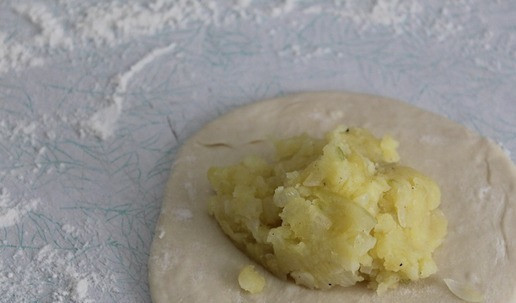 1. Этап. Плоские пирожки с любимой начинкой: Разделить тесто и начинку на равное количество. Я делила на 8 частей. Раскатать одну часть, положить начинку.