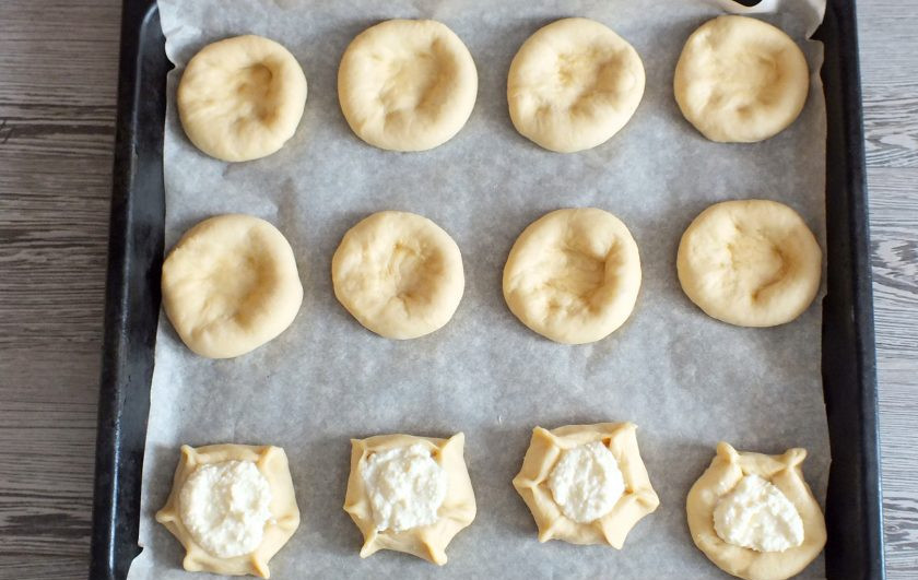 1. Этап. Дучмак с творогом: Каждый шарик придавите дном стакана. После придавите донышко заготовки пальцами и слегка растяните в стороны. Выложите по 0,5-1 ст.л. без верха начинки. Края скрепите в виде уголков. Их может быть 4 или 6.