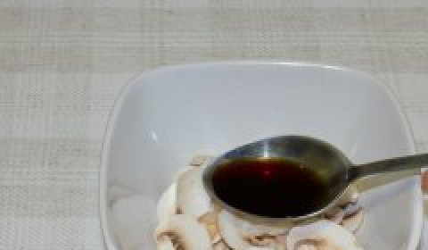 1. Этап. Вегетарианский салат с авокадо: Положите грибы в пиалу, залейте их одной столовой ложкой соевого соуса. Перемешайте и оставьте мариноваться.