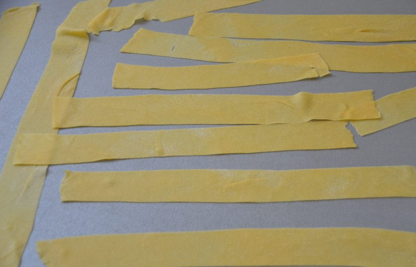 1. Этап. Суп с лапшой по-татарски: Нарежьте тесто на полоски, шириной примерно 3-4 сантиметра.