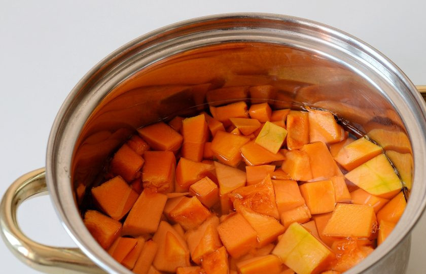 1. Этап. Тыквенный мармелад: Переложите в кастрюлю, залейте водой так, чтобы она только покрывала тыкву. Варите до мягкости примерно 10-15 минут после закипания.