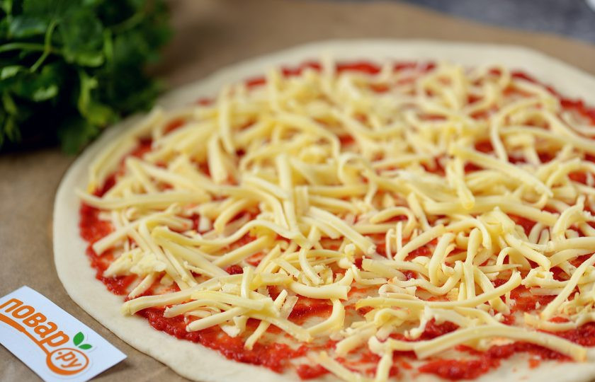 1. Этап. Пицца с горгонзолой: Смажьте заготовку любимым томатным соусом, щедро посыпьте ее натертым твердым сыром, который хорошо плавится в духовке.