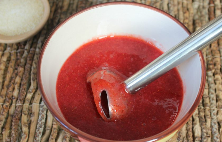 1. Этап. Мармелад из клубники в домашних условиях: Клубнику чистим, засыпаем сахаром и перемалываем блендером.