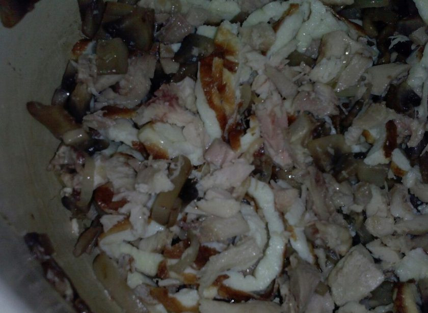 1. Этап. Салат с курицей, омлетом и корейской морковью: 6. Добавляем курицу и грибы.