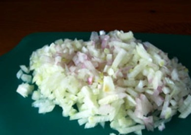1. Этап. Салат Охотничий с колбасками: Очистим лук, затем нарежем его маленькими кубиками.