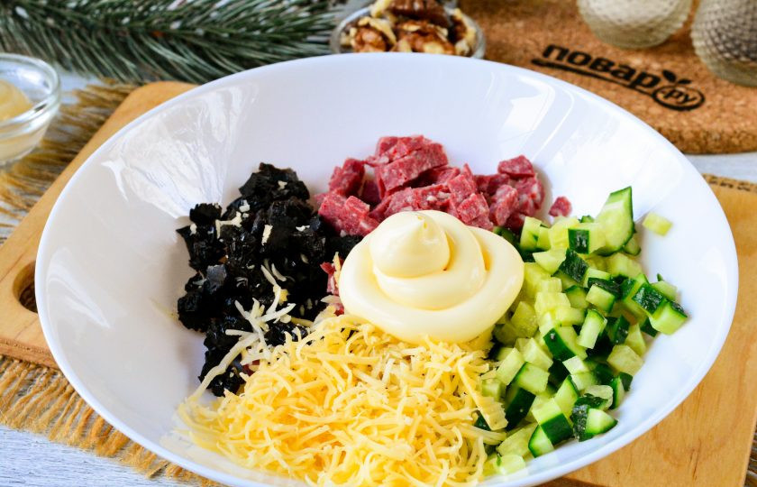 1. Этап. Салат Зимняя сказка: Добавьте в салат майонез, посолите и поперчите по вкусу. Все перемешайте.