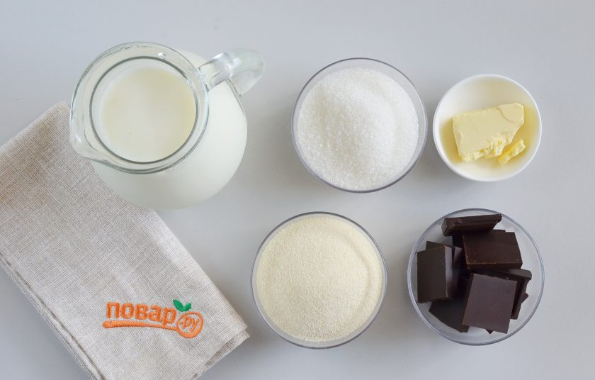 1. Этап. Десерт из шоколада: Подготовьте ингредиенты для десерта: молоко, шоколад, масло, крупу и сахар. Можно добавить щепотку ванилина для аромата.
