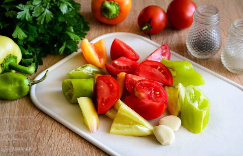 1. Этап. Аджика Чертополох: Чеснок и сладкий перец почистите. С помидоров срежьте плодоножку, с перца чили только хвостики, семена оставьте - аджика получится более острой. Нарежьте кусочками все овощи.