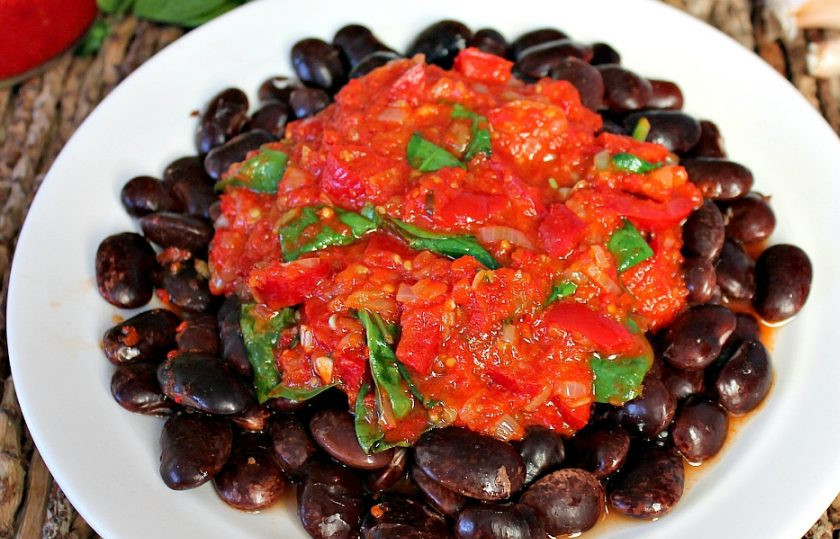 1. Этап. Фасоль Пинто: Готовую фасоль высыпаем на плоскую тарелку и сверху кладем овощной соус. Приятного аппетита!