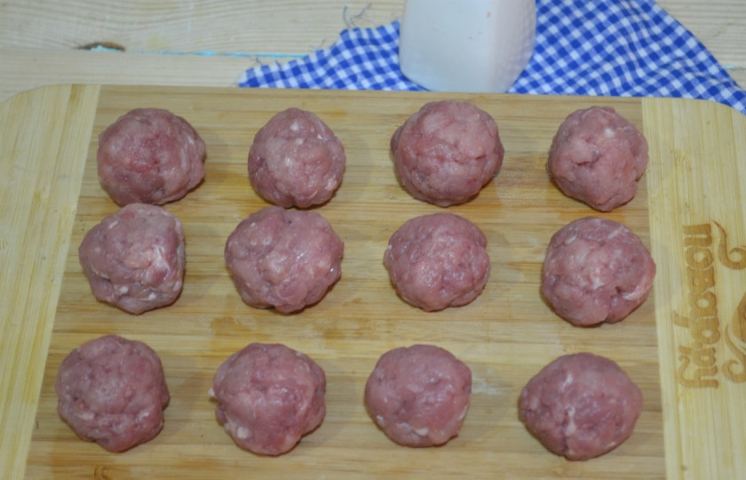 1. Этап. Суп щавелевый с фрикадельками: Фарш посолите и поперчите по вкусу, сформируйте из него небольшие шарики. Фарш можно использовать покупной, а можно и самим сделать.