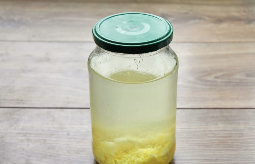 1. Этап. Имбирно-лимонная настойка Скорая: Влейте в банку водку, перемешайте и дайте постоять в течение 30-60 минут. Затем настойку процедите, отожмите и перелейте в бутылку. Охладите настойку и подавайте.