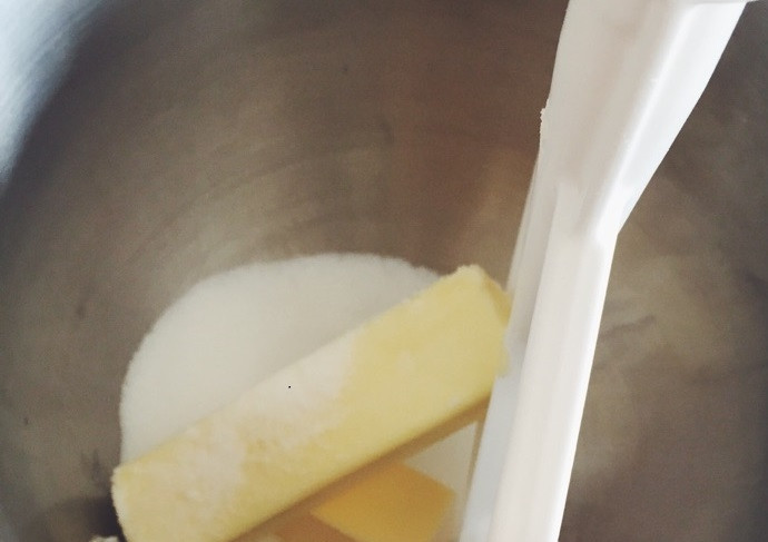 1. Этап. Миндальное печенье с лавандой: 1. В чашу миксера выложите размягченное сливочное масло, добавьте к нему сахар и взбейте на слабых оборотах, затем вбейте яйцо.