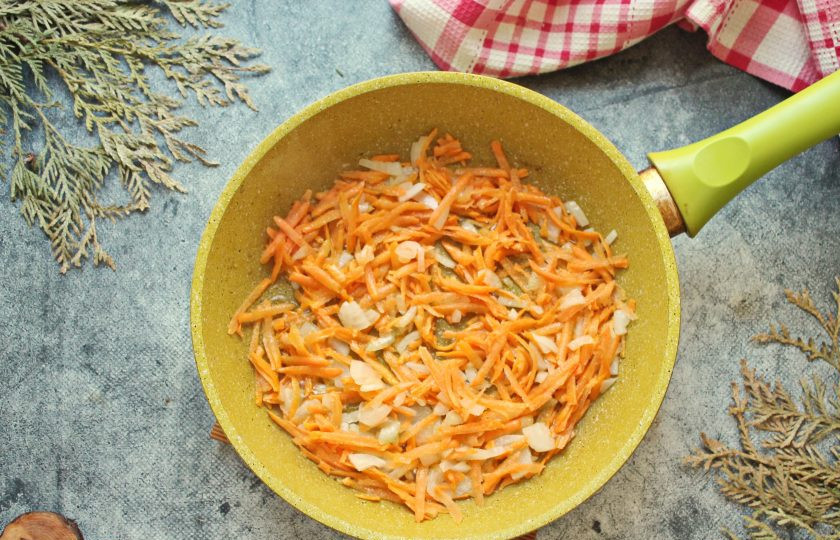 1. Этап. Судак под маринадом: Обжаривайте овощи на среднем огне, перемешивая, в течение 5-7 минут.