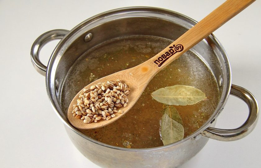 1. Этап. Рассольник из свежих огурцов: Доведите бульон до кипения. Добавьте соль, специи, лавровый лист и перловую крупу. Готовьте после закипания на небольшом огне около 40 минут или до тех пор, пока крупа не станет мягкой.