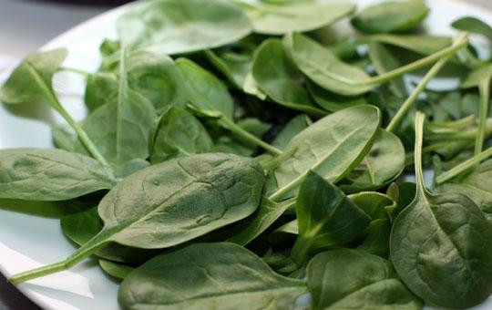 1. Этап. Салат со шпинатом и помидорами черри: Листья салата просто помоем, высушим и выложим на тарелку для салата. Резать или рвать не надо.