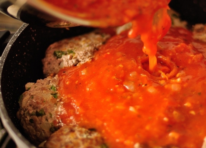 1. Этап. Тефтели с начинкой: Переливаем приготовленный соус в сковородку с тефтелями, накрываем крышкой и тушим на медленном огне 20 минут. Наши ароматные тефтели с сюрпризом готовы, приятного всем аппетита!