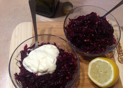 1. Этап. Свекольный салат с чесноком и орехами: Теперь я делю салат на две порции, одну буду делать с майонезом, а во вторую часть добавляю оливковое масло и лимонный сок.